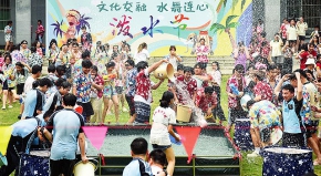 广西华侨学校中外学生泼水欢度东南亚佛历新年